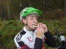 rob isst Stulle mit Fleischsalat