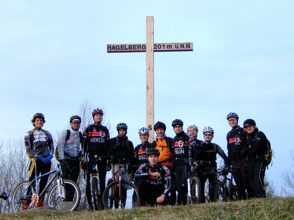v.l.n.r.: Hofnarr, Eule, Rifli, Proper, S., CheckB, Boerge, Staubi, Roadrunner, Ampel, Grege, kniend vorne: J-Coop; es fehlen: FrenkHenk und Jockel